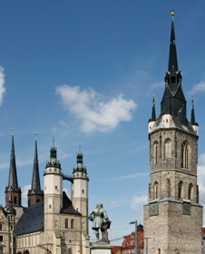 Marktplatz: Marktkirche, Händeldenkmal und Roter Turm
