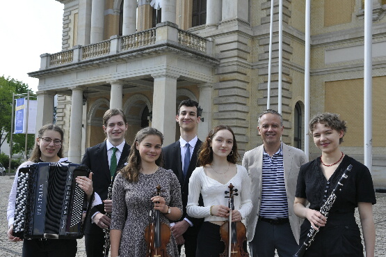 Solistenkonzert 2022 mit Katharina Hildmann, Volker Marggraf, Philine Arnold, Waldemar Stapel, Maria Paschkova, José Miguel Esandi (Dirigent), Nele Hertha (v.l.n.r., Foto: Christian Meinel)